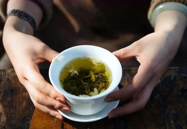 医生直言：马上停止饮用这类茶叶，伤肝是烟酒的10倍，赶紧停下！