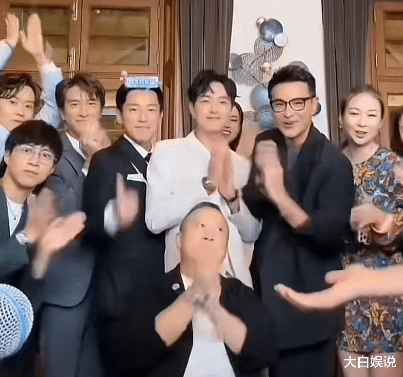 曾志伟被大量网友嘲讽！主动给网红嘴哥倒酒，还摁着不让他站立