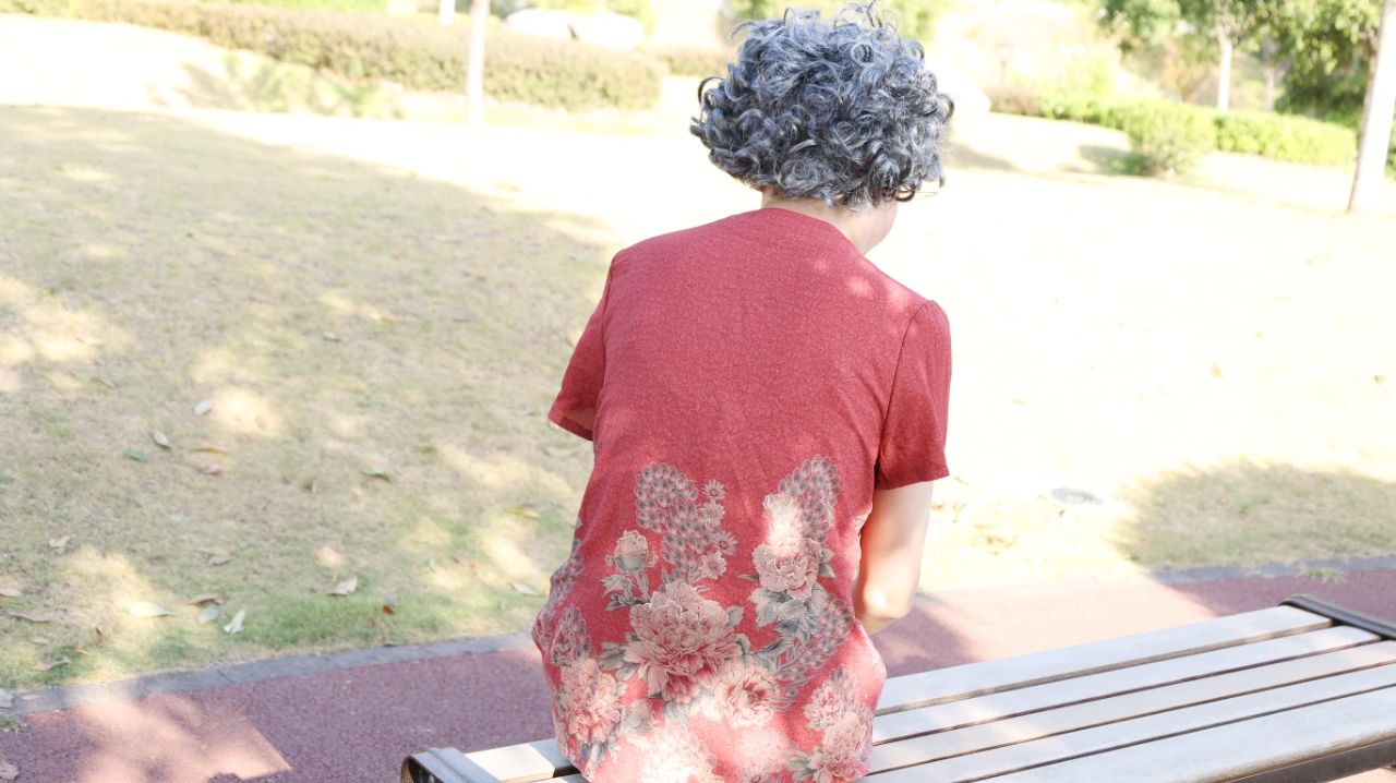 老人有这4种表现时，或是老年痴呆的早期症状，子女需注意观察