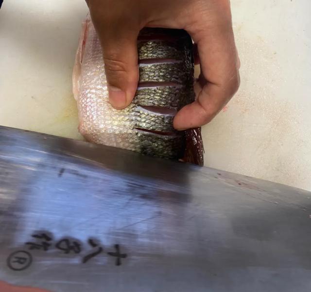 清蒸鲈鱼,鱼鲜肉嫩,老厨师亲授厨艺,原来诀窍有3步,建议收藏