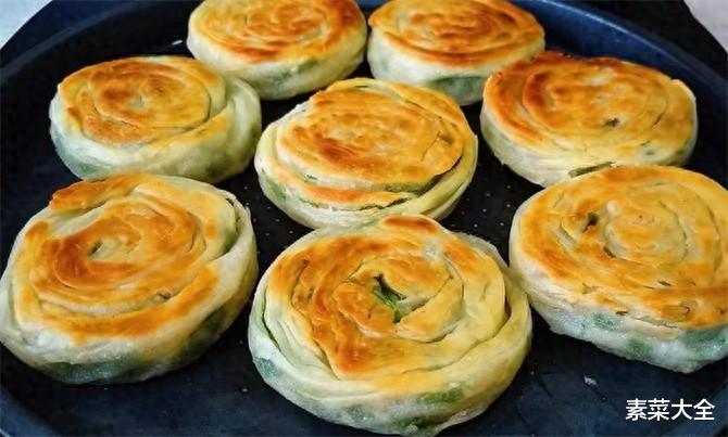 吊炉葱花饼,外面卖3元一个排队买,葱香十足,一锅烙8个不够吃