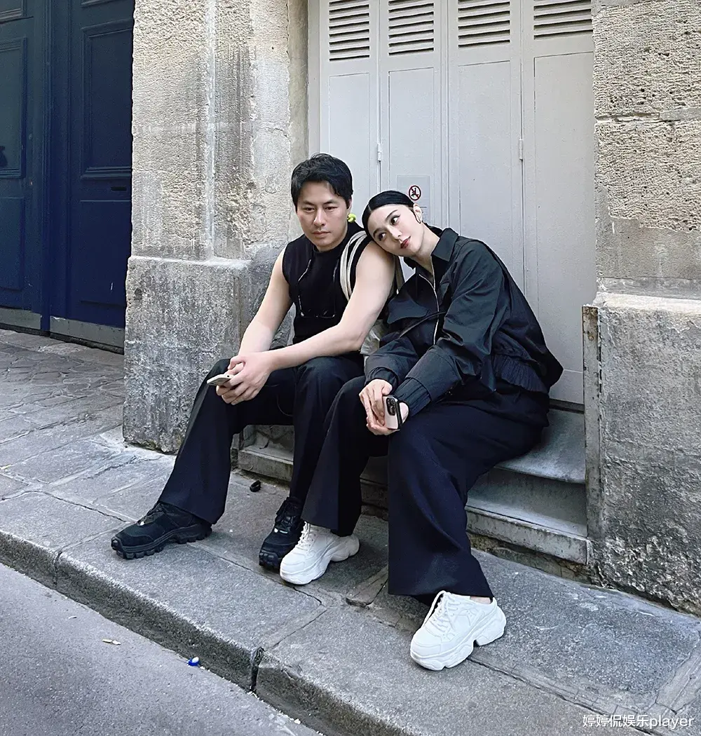 43岁范冰冰和男友人逛巴黎,穿搭时髦小巧依人,甜到像拍偶像剧!