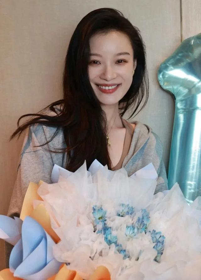 倪妮的松弛感,落落大方,穿衣品味也不俗