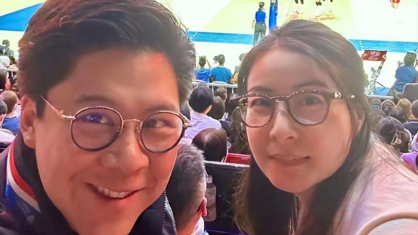 郭晶晶陪霍启刚看女排，夫妻搂肩欢庆胜利，郭晶晶气质出众