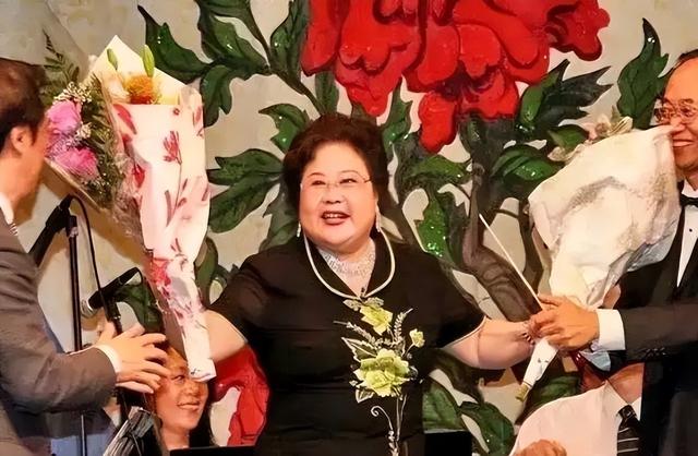 吃里爬外,永不回国?她带领30名演员选择留美,年过花甲归来