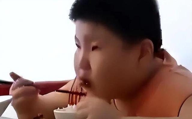 14岁男孩一顿吃18包泡面,减240斤后反弹,死前每个毛孔都在流水