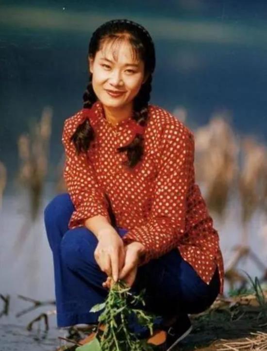 57岁于文华现状,住在农村自建房,裙子拖地喂土狗,曾遭前夫背叛