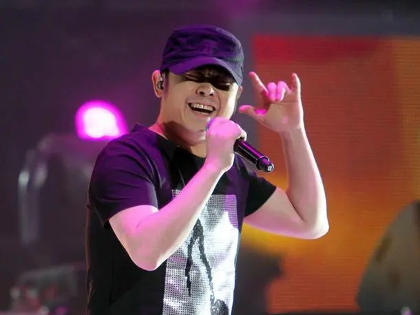 那英近照曝光，与友人喝酒聚餐，穿着素雅面容倦怠，此前遭网暴半年多