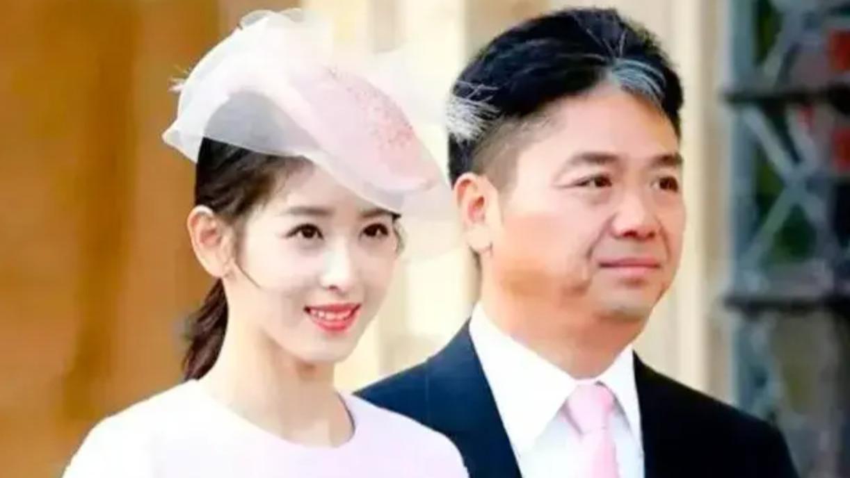 章泽天携手刘强东巴黎看奥运会开幕式，刘强东标志性白发成焦点，8岁女儿罕见露面