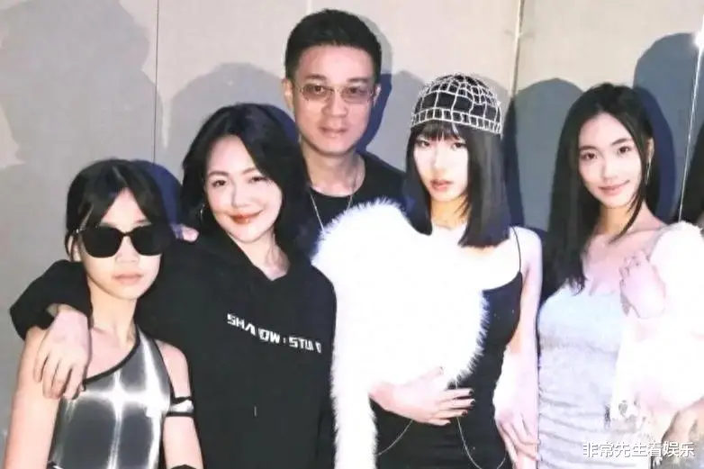 不惧被解约,小S晒与二女儿合照,称是林志玲所生,本人现身认领显高情商