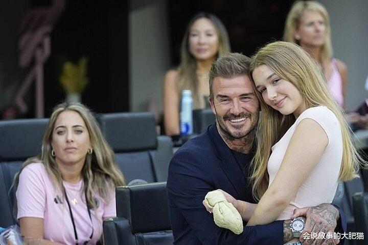 贝克汉姆陪小七过六一 12岁少女完美复刻贝嫂 越来越美