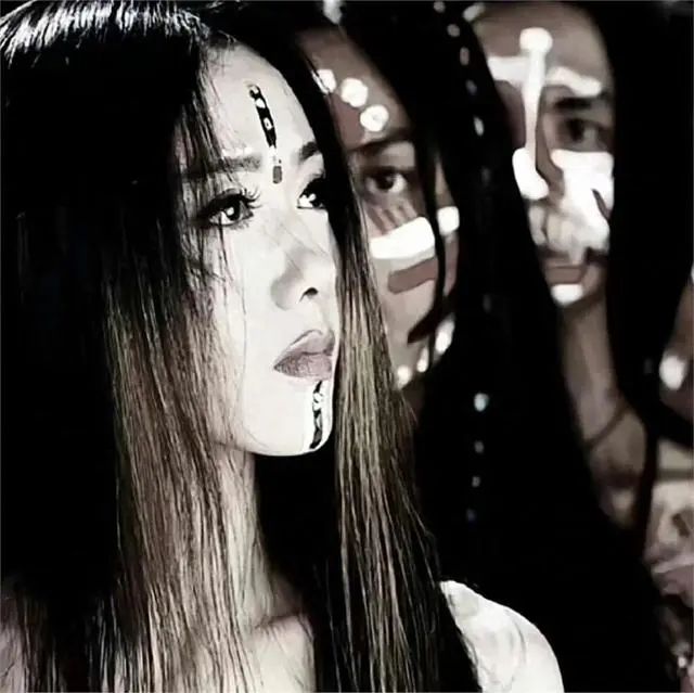 杨丽萍仙气全无,指甲也剪了,常年吃花瓣水,如今65岁拄拐杖出行