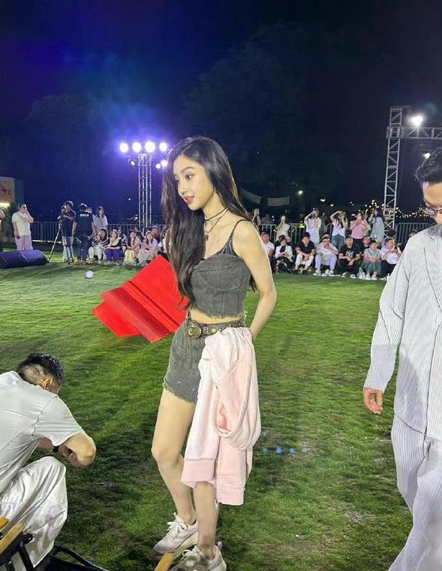 Angelababy黑色背心牛仔裙,甜美互动引热议