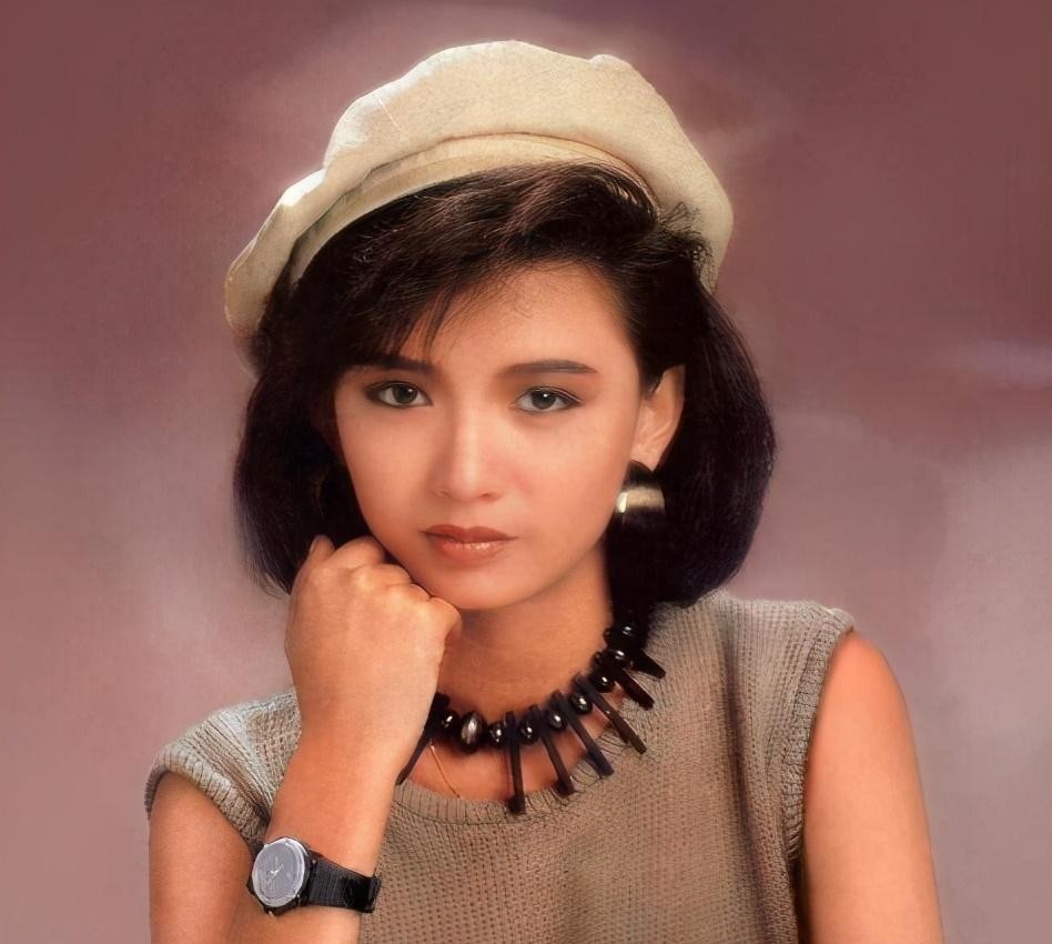 与梁朝伟同居6年分手,独自抚养儿子长大,儿子让她倍感骄傲