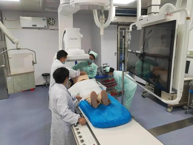 鹤峰县中心医院成功开展首例冠状动脉造影及支架植入术