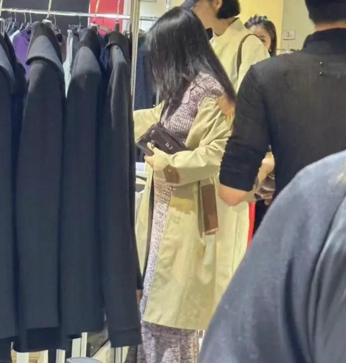 39岁朱珠逛特卖会，身形臃肿和精修图反差大，拮据生活疑曝光！