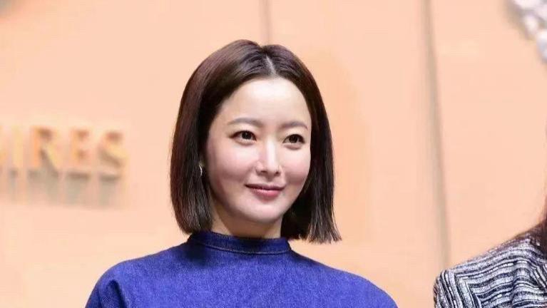 金喜善剪波波头像“洋娃娃”，穿牛仔裙+长筒靴，减龄10岁不止