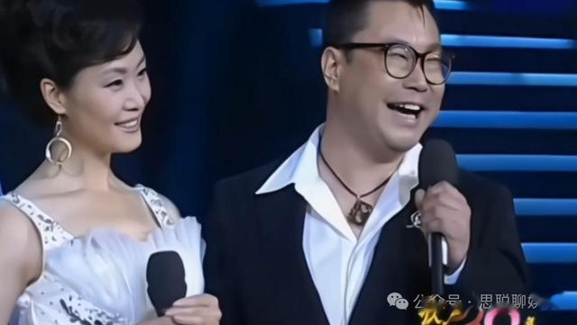 57岁于文华现状:住农村简陋房裙子拖地喂小狗,曾遭前夫背叛