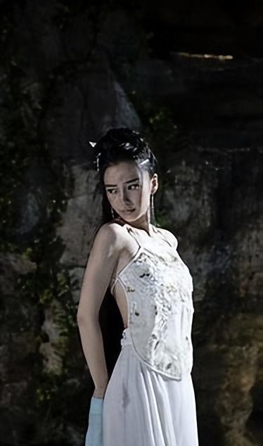 卖了7.9个亿又怎样？沦落到如此境地，没了黄晓明的杨颖还是输了