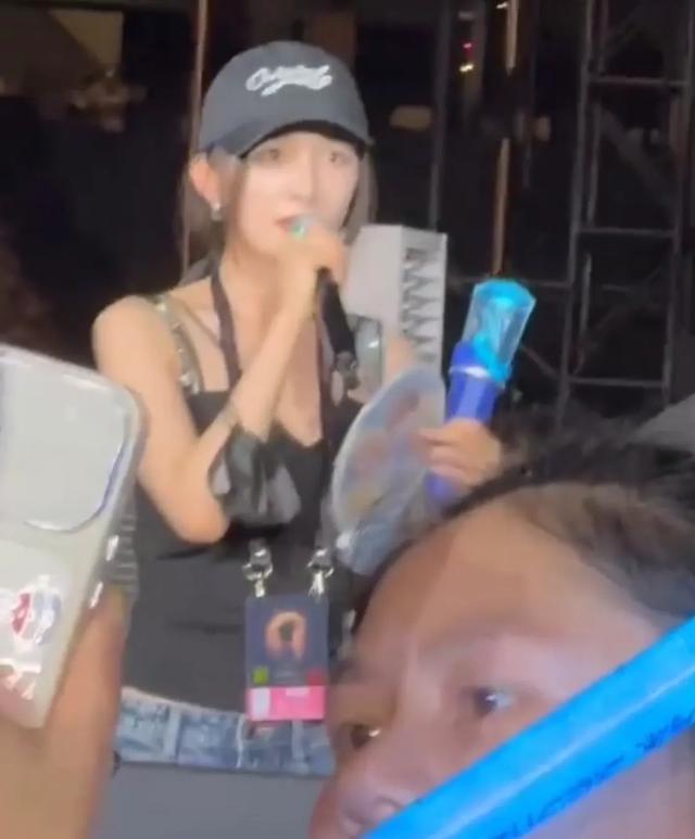 杨幂戴玉镯去看周深演唱会,她生图的美疯了,周深把自己唱哭了