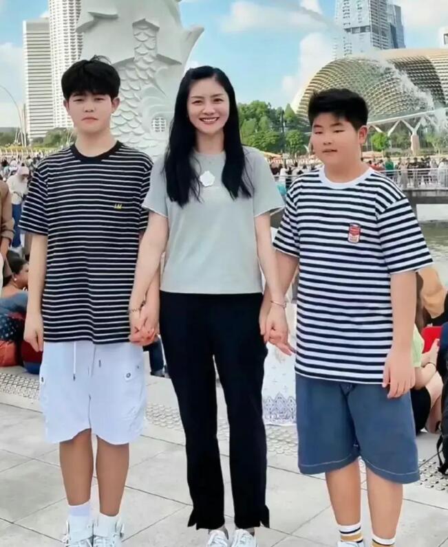 沙溢夫妇为长子庆生！75后胡可长发及腰发型好显嫩，小寿星也帅翻