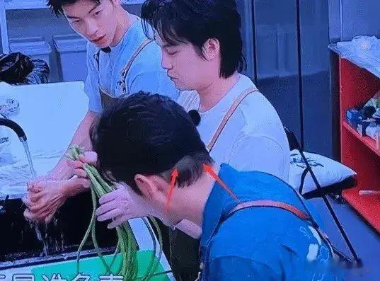 杨颖拿到高奢全球代言,反观黄晓明却因为戴了假发套遭到全网嘲笑