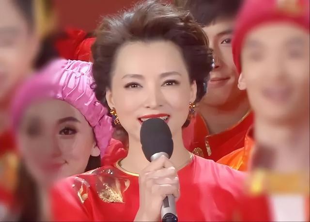 董卿早年旧照,圆脸加大龅牙尖嘴猴腮,反而是老了更漂亮!