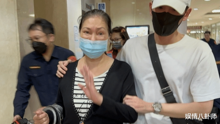 网传S妈忍不住了！张兰直播间卖牛仔包疑内涵具俊晔，却被S妈炮轰