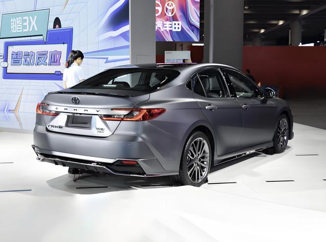 日系高颜值中型轿车，车长4950mm搭载2.0L电混系统，售20.28万起