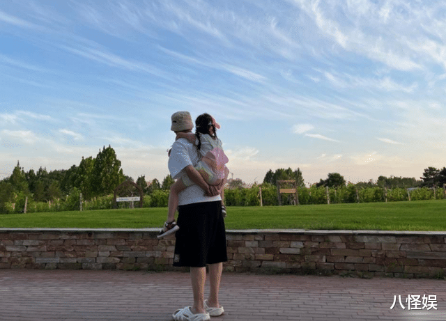 孙红雷接丈母娘北京过年，岳母首露面，看着比他大不了几岁好年轻