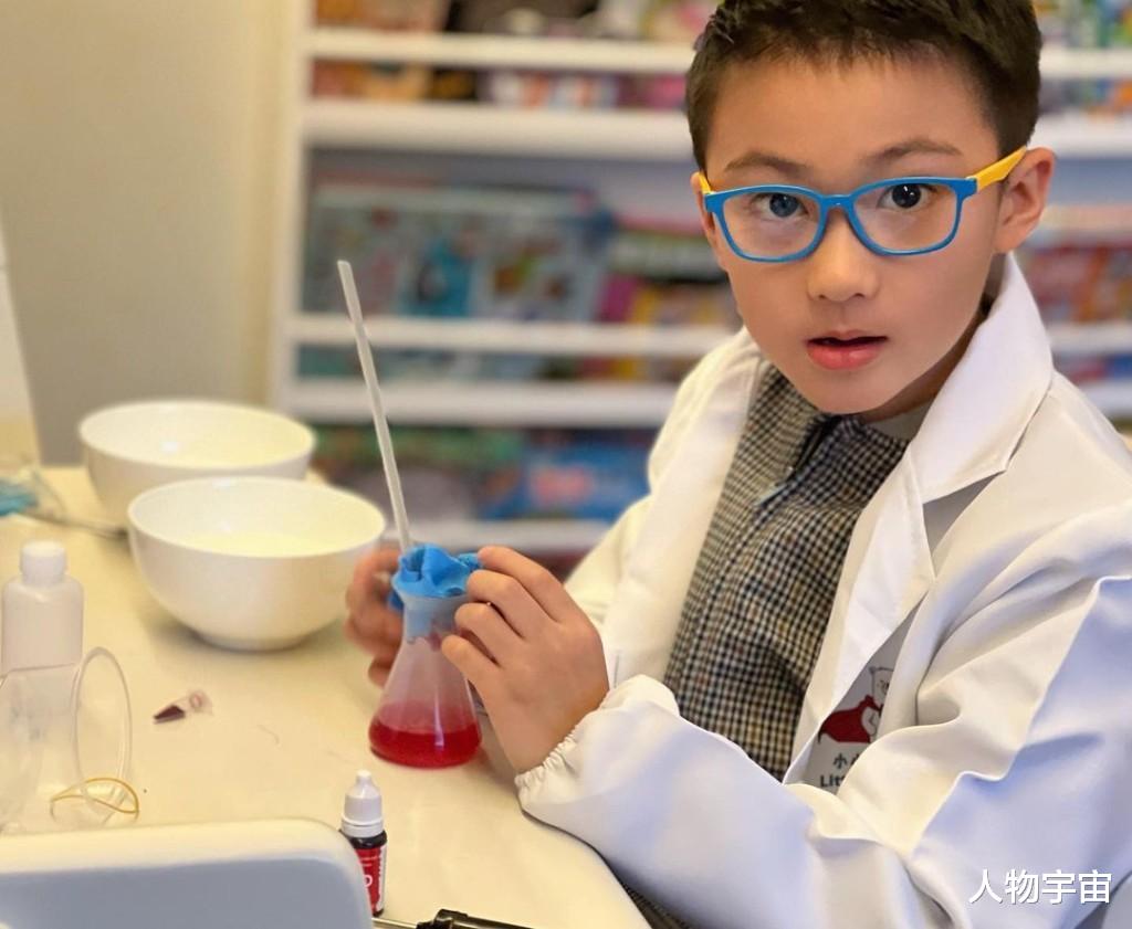 她是昔日少男杀手嫁陈国坤,今帅气儿子文武双全被赞有家教好懂事