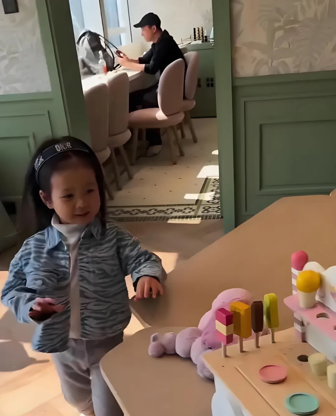 王阳3岁女儿走秀首秀,满头卷发似洋娃娃,网友:比你老爸走的好