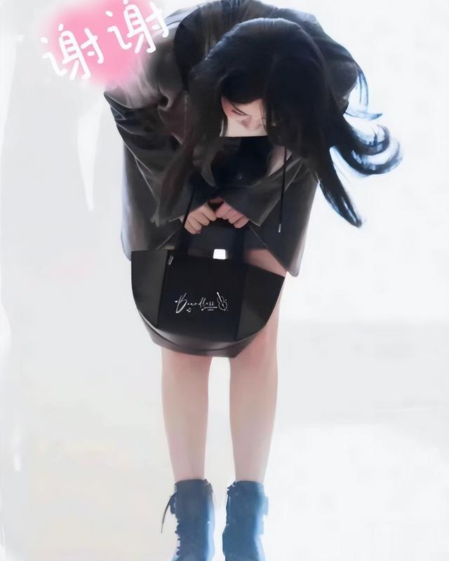 杨紫原生图状态，身穿皮衣和皮裙，瘦身成功的她，散发着迷人光彩