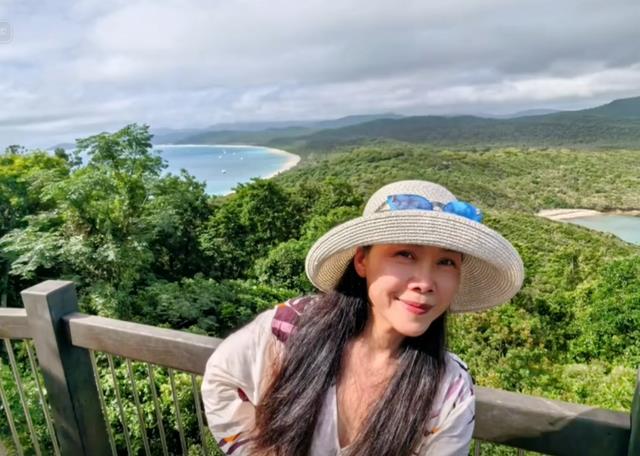 刀郎带着58岁田震上热搜，但定居澳洲的她，如今已走上另一条大道