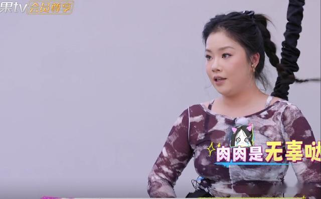 张含韵出镜肚圆腰粗,家里请保姆,面部浮肿像极了“产后”的模样