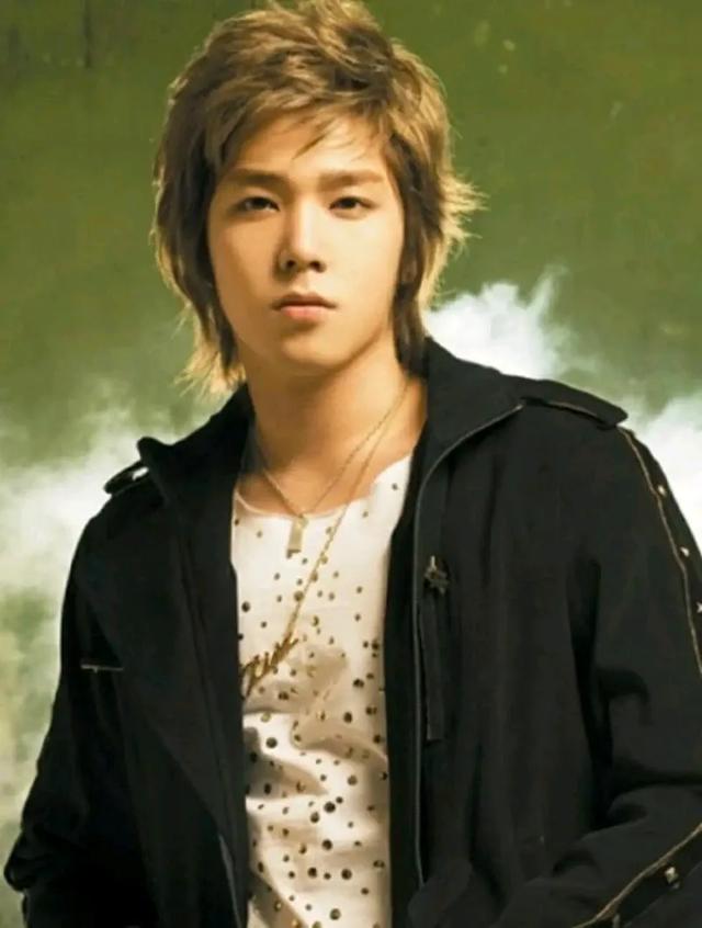他是sj中最具男人味的成员,却因好酒、逃兵役被韩娱无情封禁。