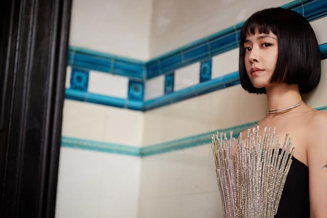 蔡依林星闪抹胸皮裙干练酷飒