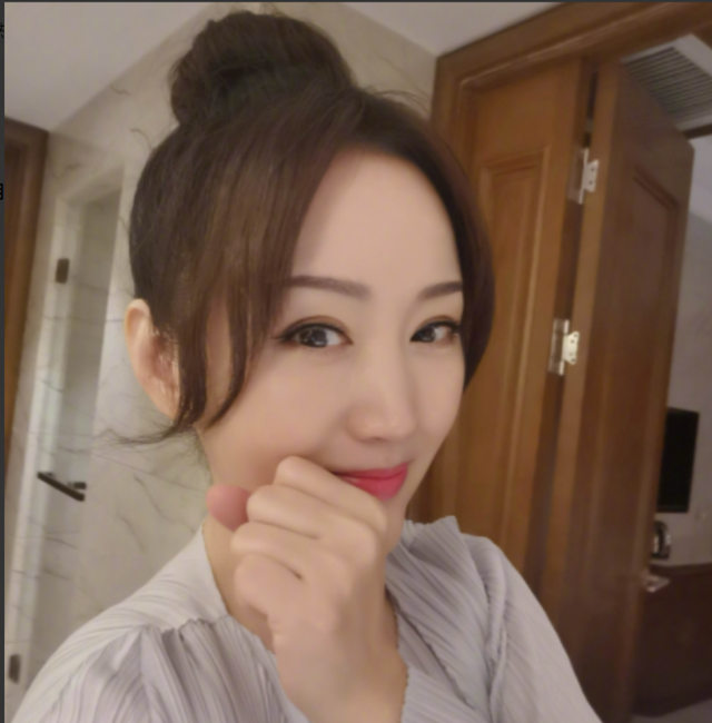 杨钰莹终究是老了,在美颜下看似年轻,但身材多少还是有点暴露了