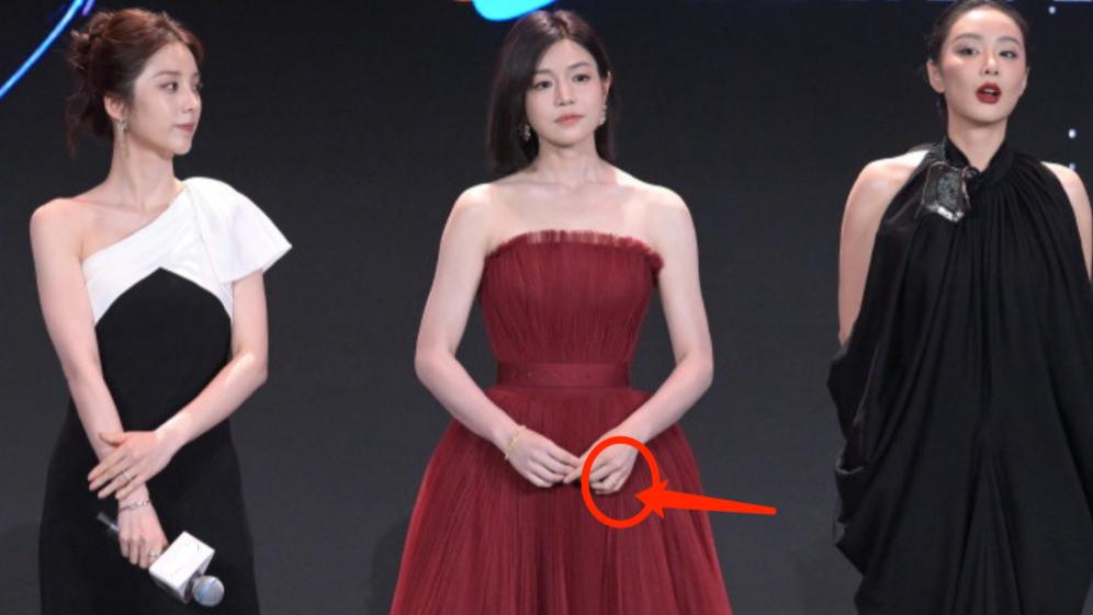 41岁陈妍希戴婚戒亮相，破婚变传闻？网友：“狐狸尾巴”彻底藏不住了