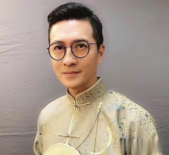 香港知名男星旧病复发，坐骨神经痛到无法走路，需要用助行架