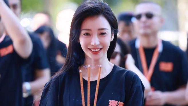 43岁柳岩瘦到脱相，事业线都没了，让我看到了娱乐圈残酷的一面