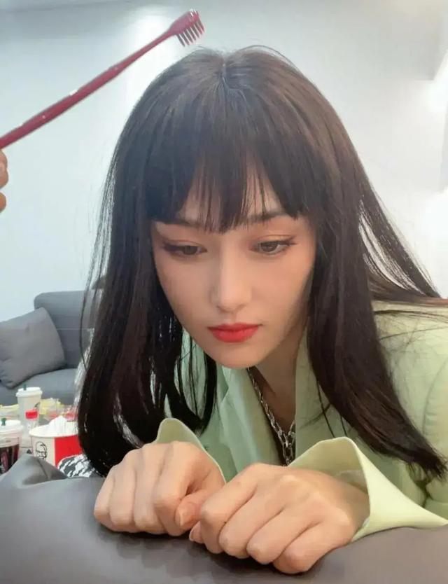 张馨予:娱乐圈里的“万人迷”,劈腿男朋友,又被男朋友劈腿