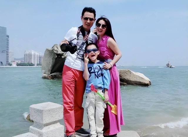 国家一级演员,35岁娶小11岁妻子,37岁当爹,一生感恩岳父母