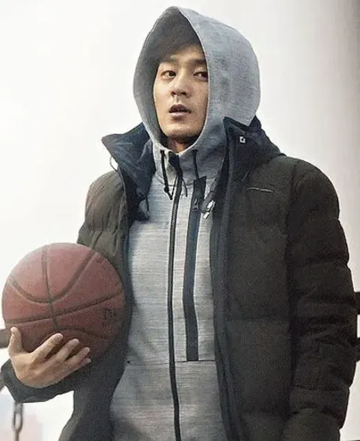 全智贤一家四口罕见同框,185cm丈夫帅过男明星!网友:好配啊!