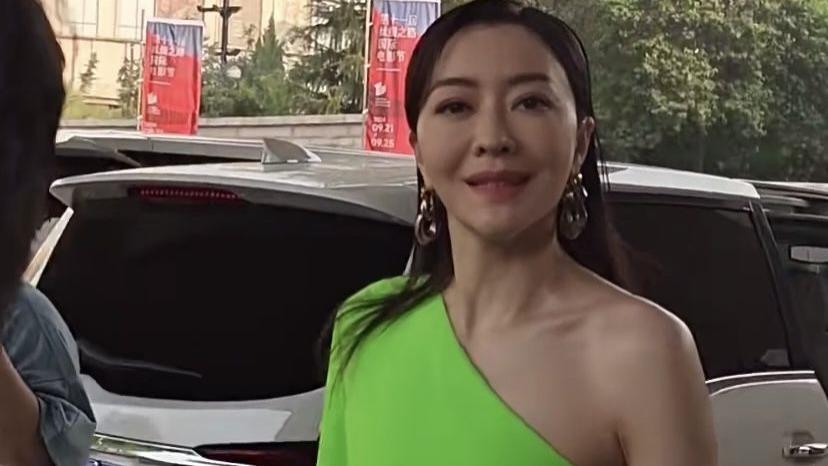 郭富城旧爱亮相红毯气场二米八，身材迷人气质优雅，不愧是模特出身