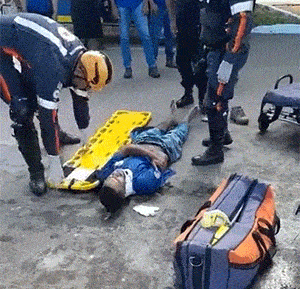 姑娘大意了，镜片里的反射被大家看得一清二楚，不觉得尴尬吗