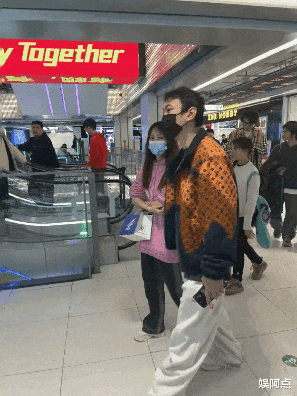 王思聪豪掷7万给女友买包,小羽重回思聪豪宅!深夜晒照宣示主权