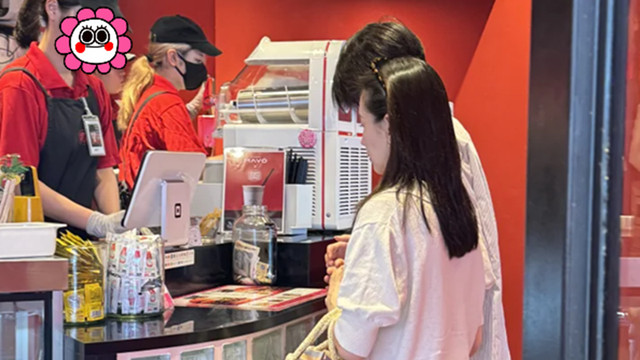 董洁带儿子国外度假，顶顶身材高大像成年人，母子同框似情侣