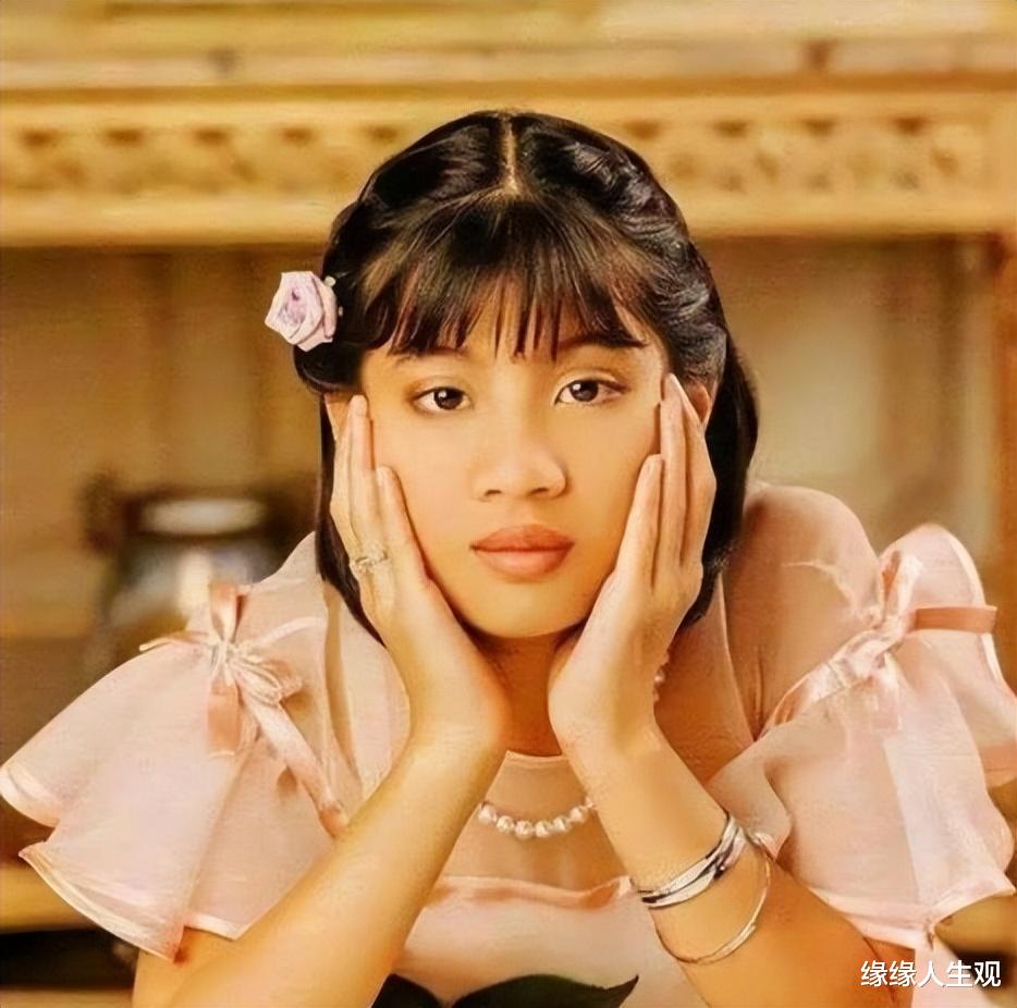 苏提达王后:珠圆玉润旺夫脸,46岁穿薄纱裙美翻,诗妮娜拿什么比