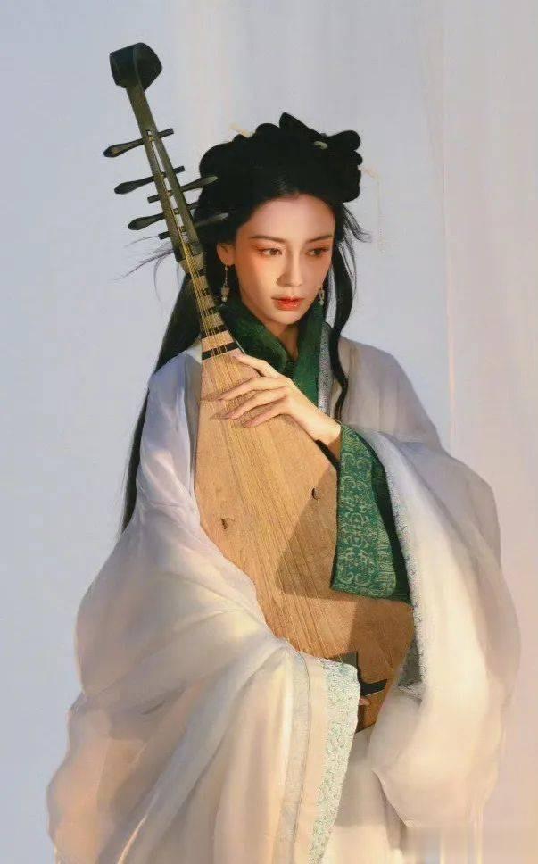 郎昆|陈晓陈妍希离婚?鞠婧祎封杀?罗云xi网暴素人?杨颖回归跑男...